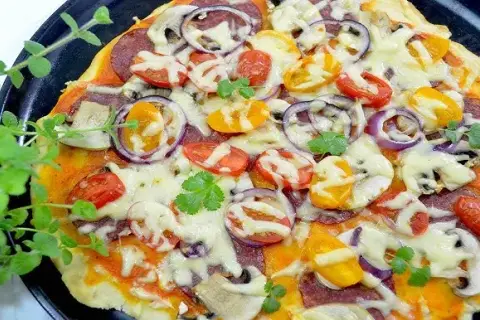 Jak zrobić ciasto na pizzę bez drożdży - szybki i pyszny przepis