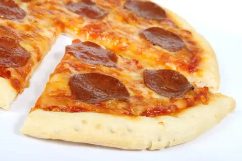 Ile kalorii ma pizza 32 cm? Zaskakujące różnice w kaloryczności