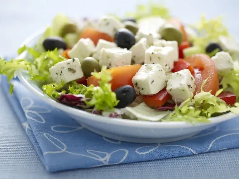 Jaki ser feta do sałatki greckiej? Wybierz najlepszy smak i jakość